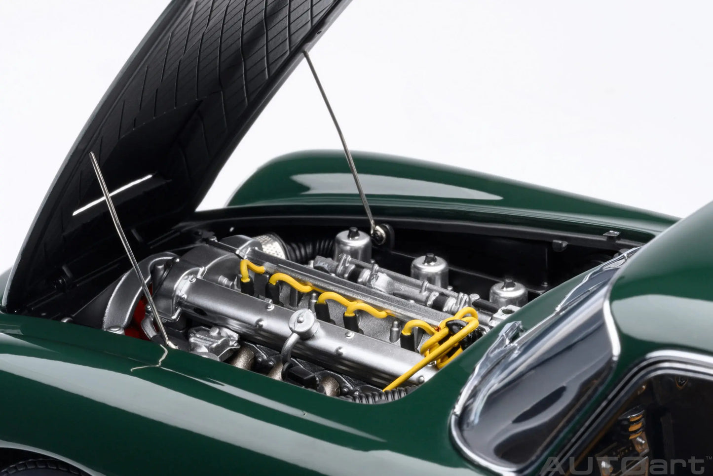 [SuperDetailed] 1:18 Aston Martin DB5 Die-Cast Model Car (British Racing Green) – Static Display Collectible