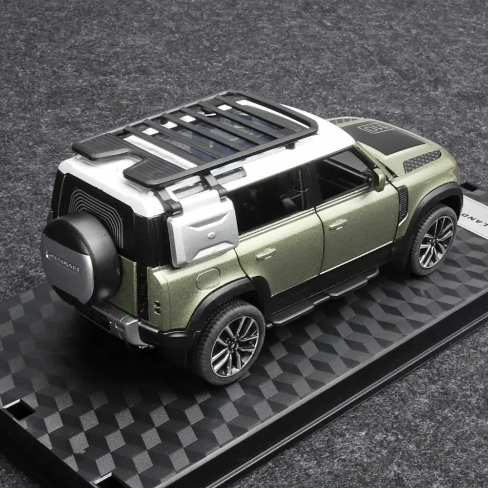 1:32 Land Rover Defender 110 Die-Cast Model Car – Pull-Back with Sound & Light